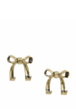 Zwei kleine goldene Metallohrstecker in Form einer Schleife mit spitzen Enden, auf weißem Hintergrund dargestellt.