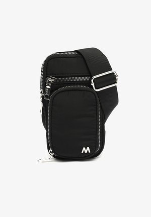 Schwarze Umhängetasche aus strukturiertem Stoff, mit einem Reißverschluss-Hauptfach und einer Fronttasche, silberfarbenen Beschlägen und verstellbarem Tragegurt.