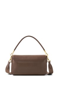 Brun læderhåndtaske med et struktureret design, flad top og guldfarvet hardware. Har en topstrop og en aftagelig skulderrem.