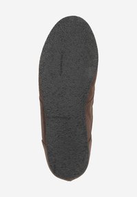 Semelle de chaussure en suede marron avec une semelle extérieure en caoutchouc noir texturé. Forme profilée et profil plat, offrant adhérence et durabilité.