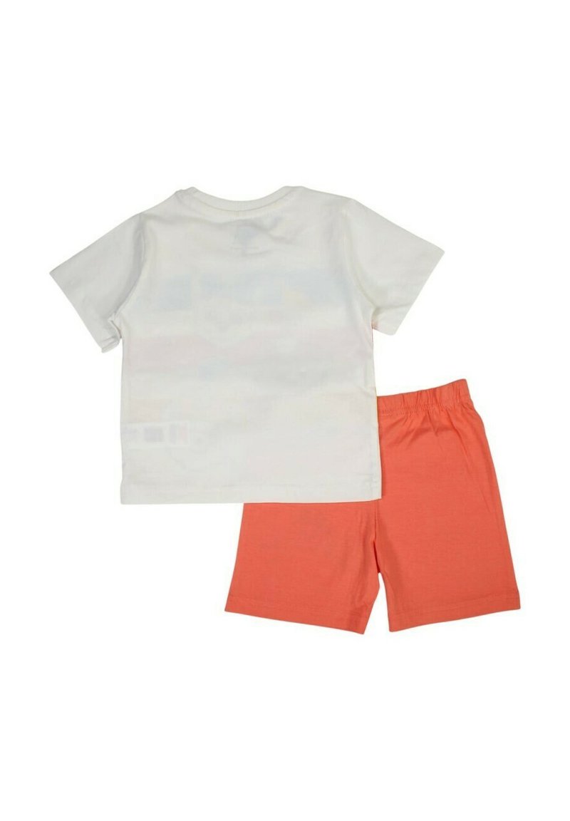 T-shirt en coton blanc à manches courtes et encolure ronde, associé à un short en corail à taille élastique. Design simple, tissu léger.