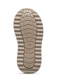 Suola di scarpa in gomma marrone con un motivo di grip testurizzato, che presenta creste e un 'N' e '20' impresso vicino al tallone.