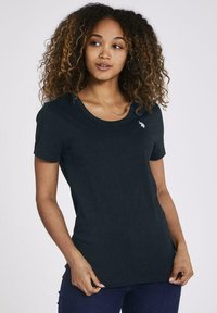 Svart kortärmad t-shirt med rund halsringning, tillverkad av mjukt tyg, med en liten logotyp på vänster bröst, i en figurnära passform.