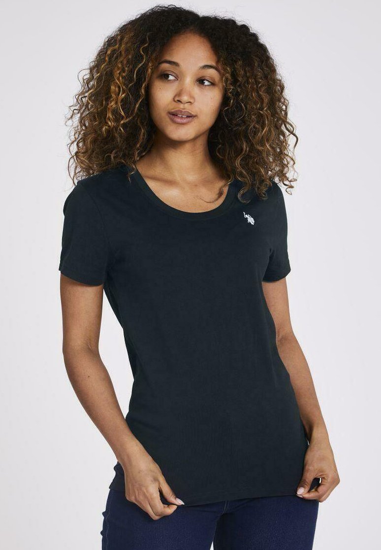 Svart kortärmad t-shirt med rund halsringning, tillverkad av mjukt tyg, med en liten logotyp på vänster bröst, i en figurnära passform.