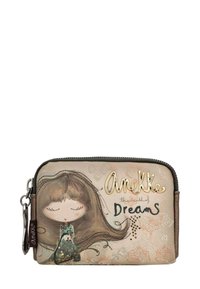 Billetera rectangular pequeña hecha de tela recubierta que presenta una ilustración de una chica, el texto "AneKke Dreams" y acentos metálicos. Cierre con cremallera.