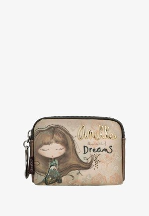 Billetera rectangular pequeña hecha de tela recubierta que presenta una ilustración de una chica, el texto "AneKke Dreams" y acentos metálicos. Cierre con cremallera.