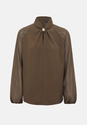 Blouse marron à manches longues avec col froncé, détail en forme de goutte d'eau, et petite fermeture métallique au niveau du cou, dotée de manches transparentes et de poignets élastiques.
