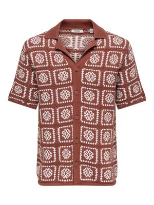 Bruin gebreid shirt met korte mouwen en knopen, met een wit geometrisch bloemmotief in vierkant en een campkraag.