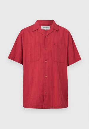 Rød kortermet skjorte med knapper foran og to brystlommer, hvorav én har en diskret brodert logo, og camp-krage.