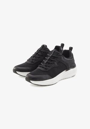 Schwarze Sportschuhe mit Obermaterial aus strukturiertem Mesh, gepolstertem Schaft, Schnürdesign und kontrastierender weißer Zwischensohle. Robuste Gummiaußensohle.