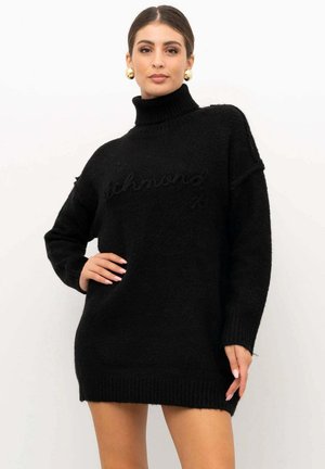 Abito maglione nero a collo alto in maglia, con polsini e orlo a costine, caratterizzato da una delicata scritta testurizzata sul petto e una vestibilità rilassata.