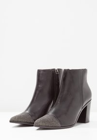 Schutz Botines bajos - black