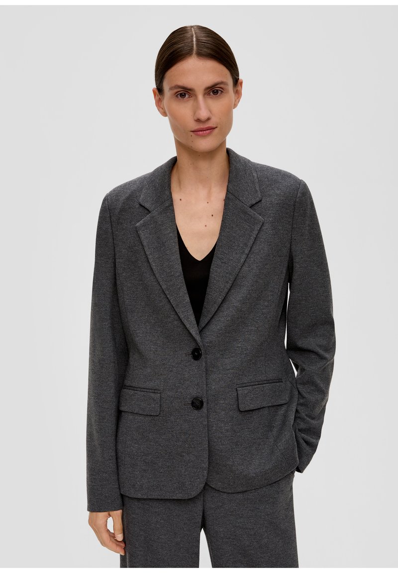Blazer gris avec un revers cranté, fermeture à un bouton, deux poches avant et boutons noirs, fabriqué à partir d'un tissu doux et texturé.