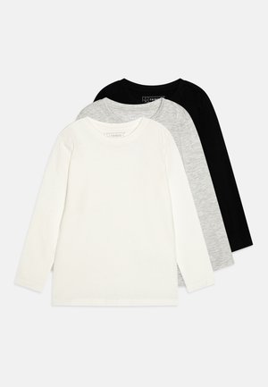 Drei langärmelige T-Shirts in Weiß, Grau und Schwarz. Hergestellt aus weicher Baumwolle, mit Rundhalsausschnitten und glattem, leichtem Stoff.