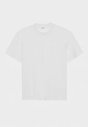 Tricou alb din bumbac, cu mâneci scurte, de tip crew neck și o croială relaxată. Textură netedă și fără modele sau accente vizibile.