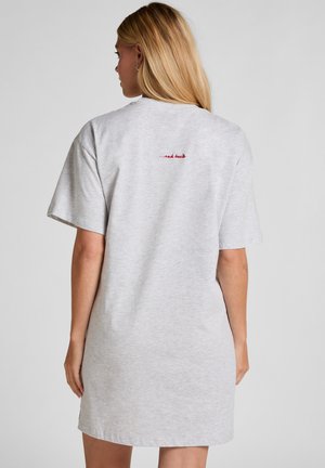Graues Baumwoll-T-Shirt-Kleid mit kurzen Ärmeln und geradem Schnitt. Verfügt über roten, gestickten Text auf der Rückseite. Weiche Textur.