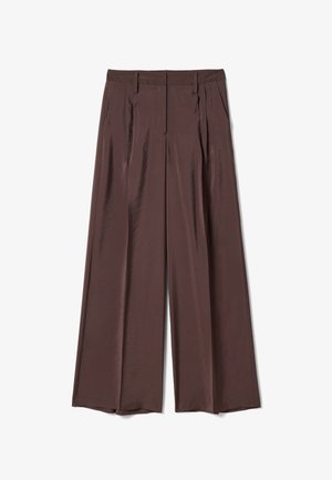 Pantalones marrones de pierna ancha con pliegues delanteros, trabillas para cinturón y bolsillos laterales, diseñados para un ajuste suelto y cómodo.
