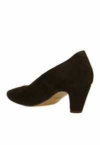 Scarpa con tacco in suede marrone, con punta a punta e un dettaglio a taglio. Presenta un tacco di altezza media e una suola liscia. Design semplice ed elegante.