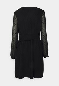 Schwarzes Kleid mit einem schlichten Oberteil, langen, durchsichtigen Puffärmeln mit Punkten, gerafftem Taillenbereich und einem schwingenden Rock. Glatte Textur mit subtilen Details.