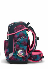 Zaino con un esterno blu navy, dettagli rosa e motivi floreali, numerosi scomparti con zip e spallacci regolabili.