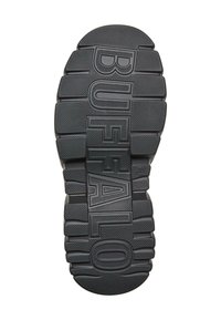 Černá podrážka boty s hlubokými drážkami a texturovanými vzory, která obsahuje slovo "BUFFALO" vyražené podél délky.