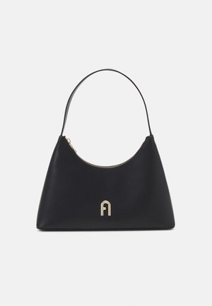 Borsa in pelle nera con forma curva, manico corto, accessori in oro e zip superiore. Presenta un accento del logo nella parte anteriore.