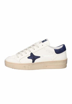 Sneaker bianco a taglio basso con suola beige, disegno a stella blu navy sul lato e toppa blu navy sul tallone, vista dal lato esterno.