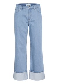 Jeans cortos de color azul claro hechos de denim, con una cintura alta, piernas amplias y puños doblados. Diseño de cinco bolsillos con trabillas para cinturón.