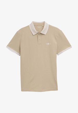 Beige poloshirt van gladde stof, met een witte strepenkraag en mouwafwerkingen, en een subtiel logo nabij de borst.