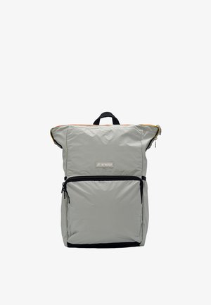 Lichtgrijze rugzak met een roll-top ontwerp, zwarte accenten, een voorzak met rits en logodetail. Bevat een stevige handgreep en verstelbare schouderbanden.