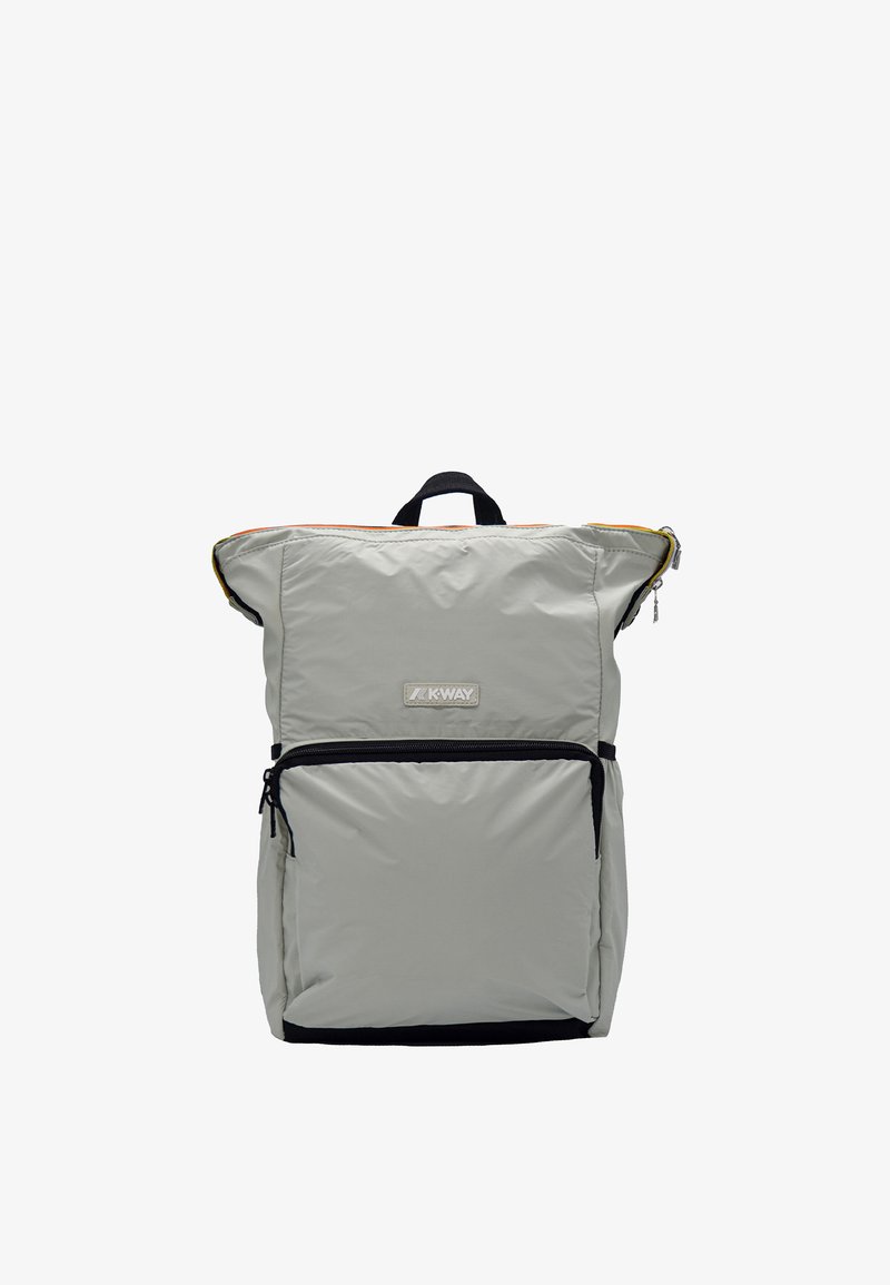 Sac à dos gris clair avec un design à rabat, accents noirs, poche zippée à l'avant et détail de logo. Dispose d'une poignée robuste et de bretelles ajustables.