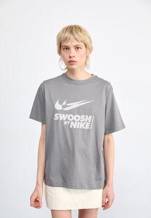 Nike Sportswear TEE - Camiseta estampada - flat pewter/(light iron ore)