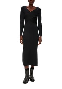 Schwarzes Strickkleid mit V-Ausschnitt und langen Ärmeln. Es zeichnet sich durch ein diagonales Rippendesign am Oberteil, eine figurbetonte Silhouette und Midi-Länge aus.