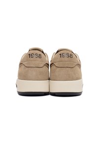 Sneaker in suede beige con una suola centrale color crema, con il numero 1968 ricamato sul tallone posteriore, forma arrotondata e dettagli texturizzati.