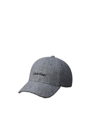 Szara czapka bejsbolowa Calvin Klein z zakrzywionym daszkiem i czarnym haftowanym logo na środku z przodu.