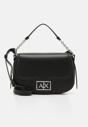 Bolso de hombro de cuero negro con textura suave, cadena de plata y correa de cuero, que presenta un acento metálico rectangular con el logotipo.