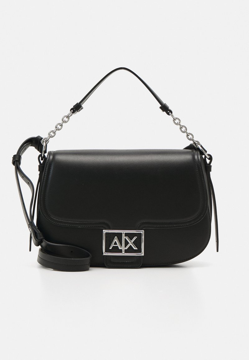 Sac à bandoulière en cuir noir avec une texture lisse, chaîne en argent et sangle en cuir, arborant un accent en métal rectangulaire avec logo.