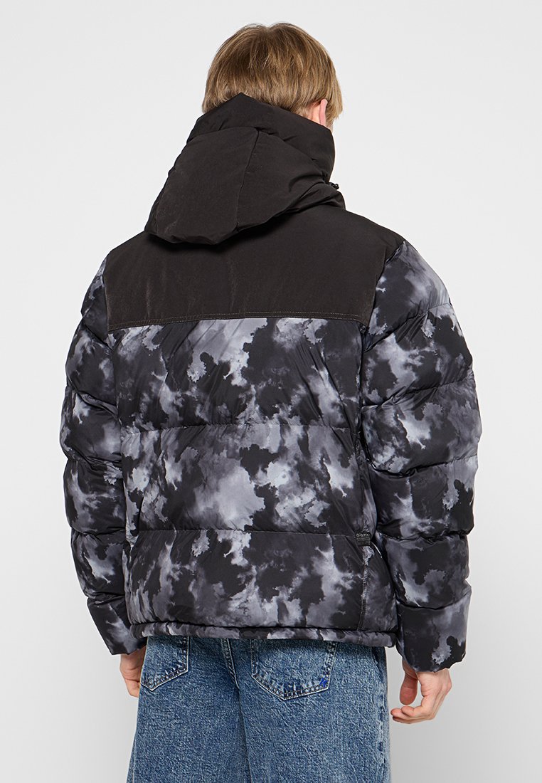 Kurtka puchowa z czarnym wzorem w blokach kolorystycznych, z szarymi i czarnymi wzorami chmur, z kapturem i przeszytymi detalami w panelach.