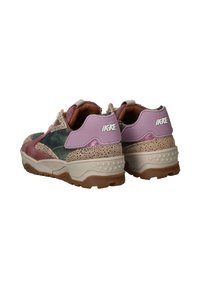 Chunky sneakers met beige, kastanjebruine en groene panelen, gestructureerde beige zolen en paarse hielaccenten met "iKKE" branding in het wit.