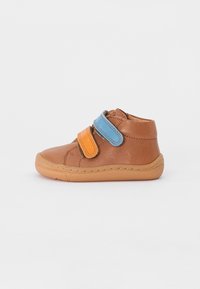 Braune Leder-Stiefel für Kleinkinder mit orangen und blauen Klettverschlüssen, runder Zehenbereich, weicher Sohle und beiger Gummisohle.