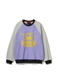 Felpa viola con maniche raglan grigie e polsini neri, con grafica gialla "STRANGER THINGS" e design a fulmine. Tessuto morbido.
