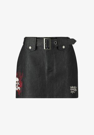 Černá mini sukně z umělé kůže s cvočkovým pásem, na jedné straně zdobená výšivkou lebky a červených květin a potiskem loga na lemu.