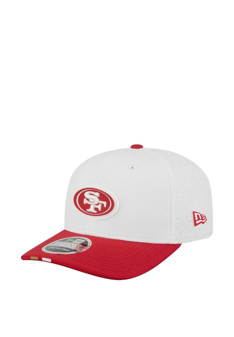 Weißer und roter Baseballcap mit rotem "SF"-Logo auf der Vorderseite und New Era-Logo an der Seite.
