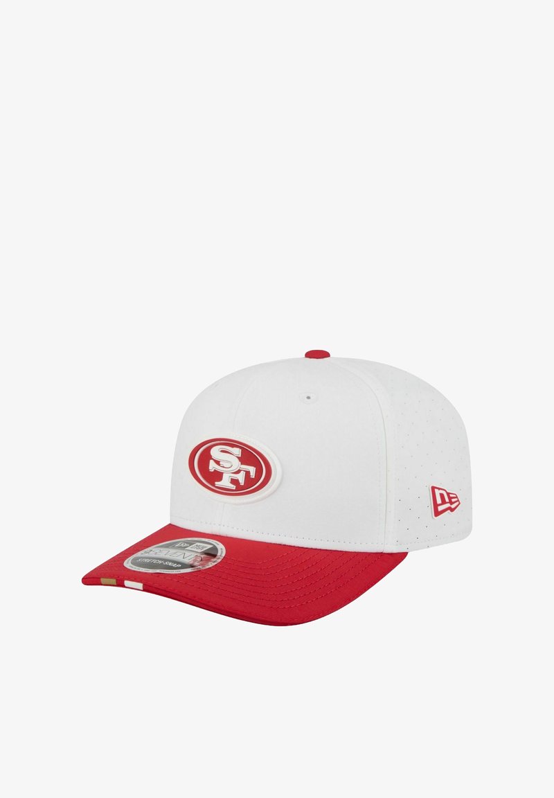 Weißer und roter Baseballcap mit rotem "SF"-Logo auf der Vorderseite und New Era-Logo an der Seite.