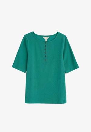 Zielona bluzka na krótki rękaw z dekoltem w kształcie łódki i pięcioma guzikami. Miękka tekstura, luźny krój oraz jednolity kolor bez wzorów.