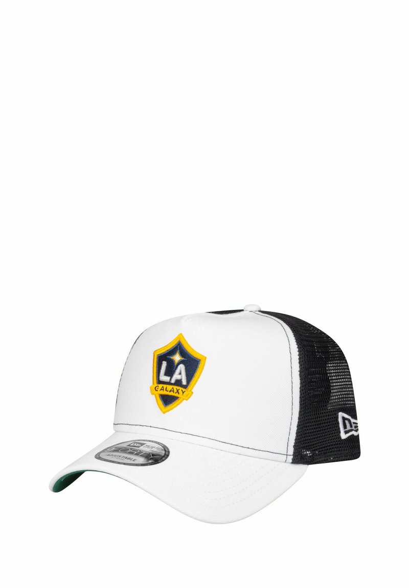 Weißer Cap mit schwarzem Netzrücken, mit einem blauen und gelben LA Galaxy Logo auf der Vorderseite, grünem Unterrand des Schirms und verstellbarem Riemen.