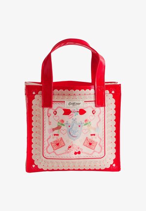 Torba na zakupy w kolorze czerwono-kremowym z motywami serc i kwiatów, ozdobiona koronką oraz z metką "Cath Kidston London" na przedniej kieszeni.