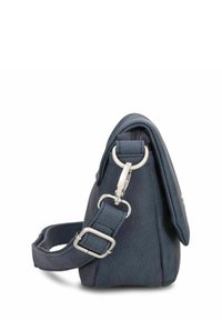 Borsa in pelle blu navy con finitura testurizzata, dotata di patta piegata, accessori metallici e tracolla regolabile. Vista laterale che mette in evidenza la forma.