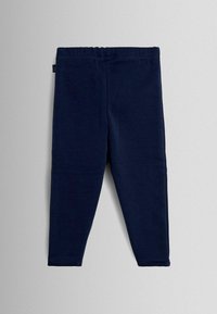 Sötétkék leggings, puha, rugalmas anyagból készült. Kényelmes elastikus derékrésszel és testhezálló kialakítással rendelkezik, látható minták nélkül.