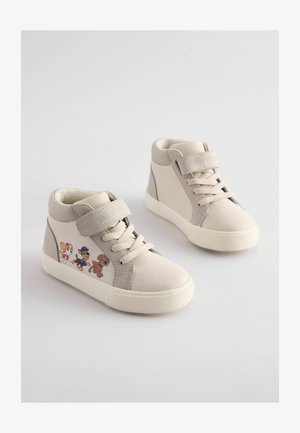 Beżowe buty wysokie typu high-top o gładkim wykończeniu, z rzepem i sznurówkami. Posiadają na boku wzór trzech postaci z kreskówek. Gumowa podeszwa.